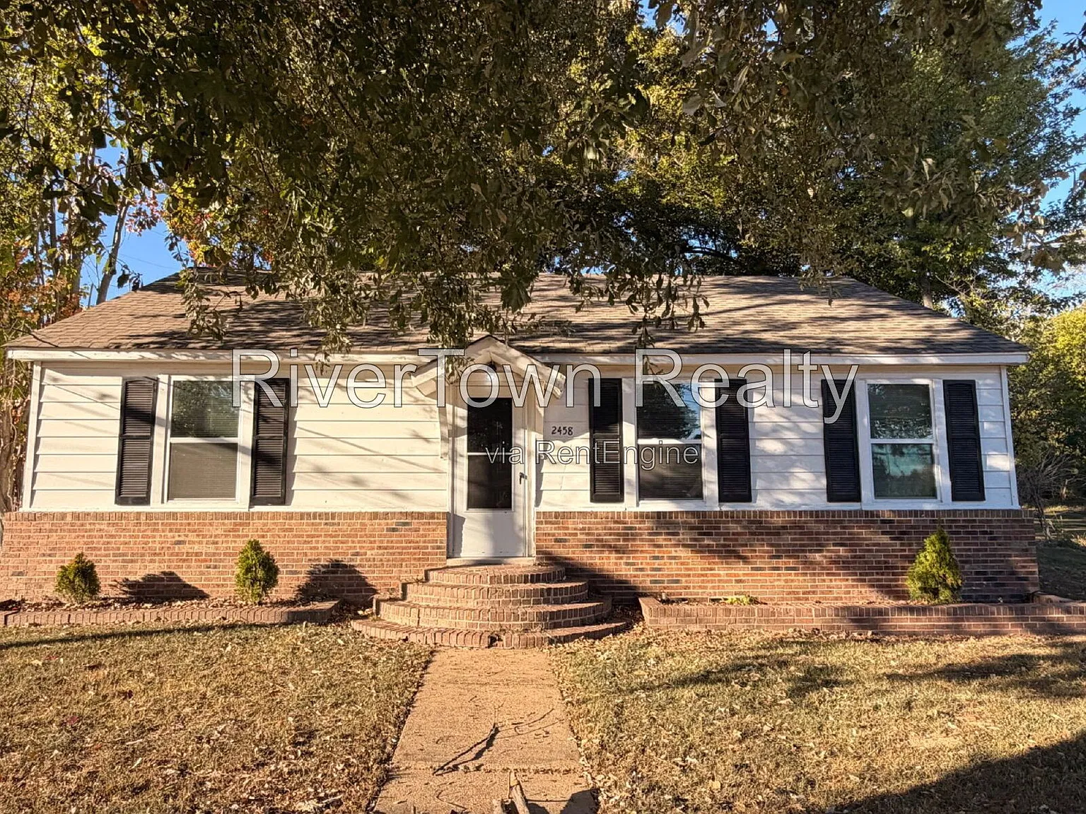 3 bed, 1.0 bath, 1290 sqft, $1,095 — Photo 1