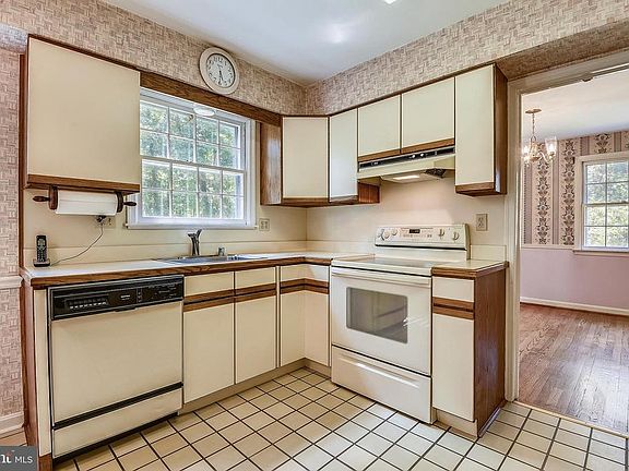 3rd image of 218 Saint Ives Dr