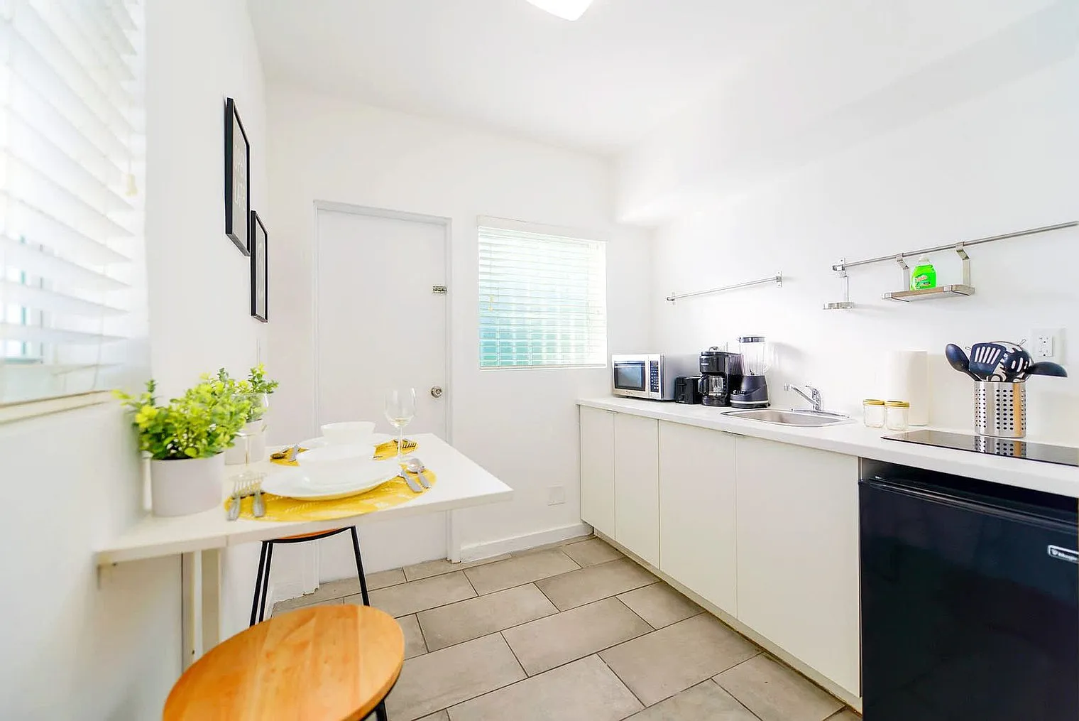 Studio, 1.0 bath, 398 sqft, $1,932 — Photo 2