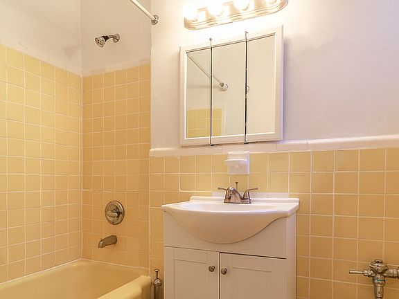 5th image of 320 E 50th St APT 4A