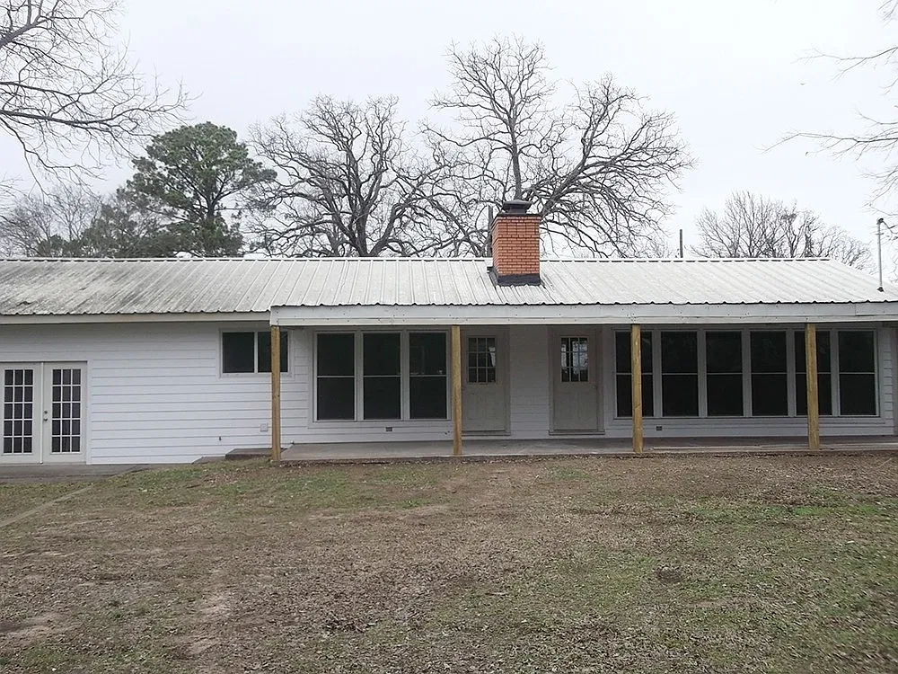 Very nice 3/2 brick house near Waterloo in Denison! — Photo 2