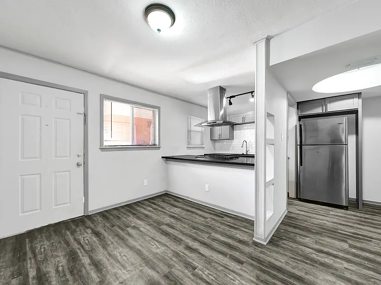 Carrolton Apartments — Photo 9