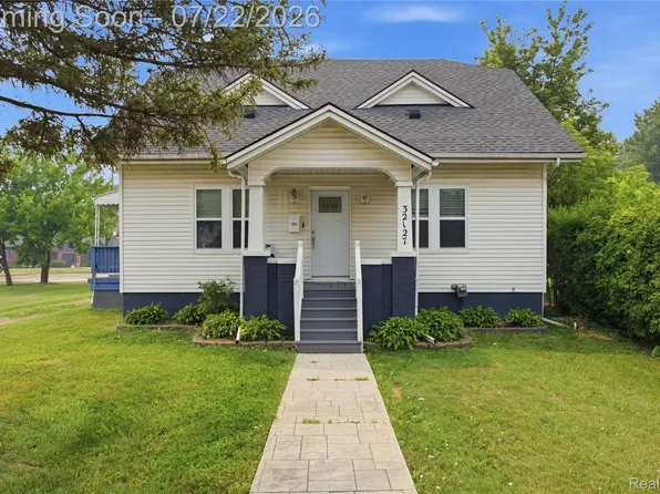 32127 Utica Rd, Fraser, MI 48026
