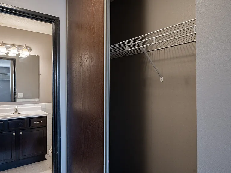 Roseville, MN Rosedale Estates Apartments | Closet
