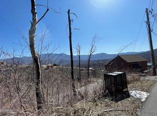 907 Wiley Oakley Dr, Gatlinburg, TN 37738