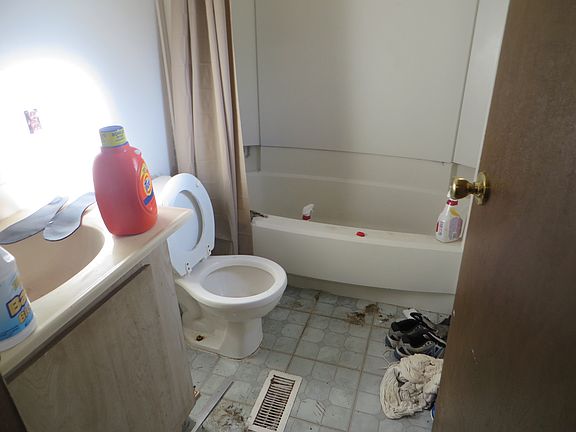 5th image of 16445 Village Dr SE