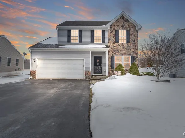 74 Cross Country Dr, Baldwinsville, NY 13027