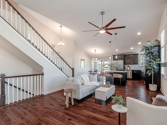 4th image of 612 Village Point
