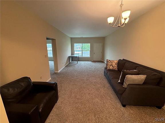 3rd image of 206 Huntington Ln