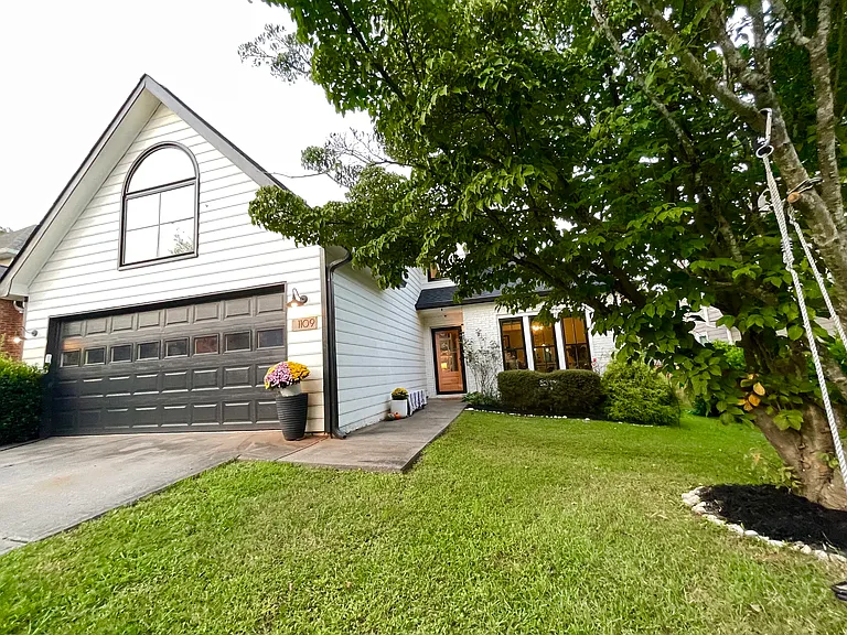 1109 Ashbury Dr — Photo 2