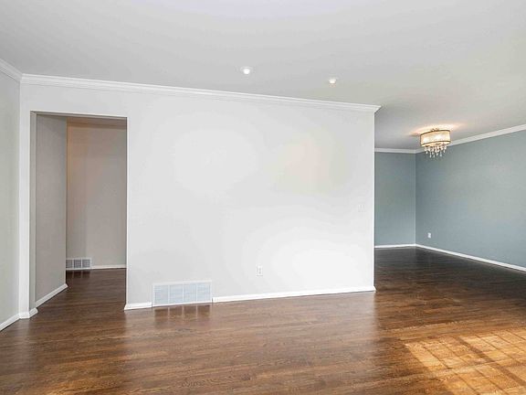 5th image of 989 Hilliard Dr