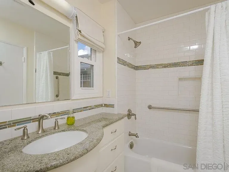 1045 Adella Ave — Photo 17