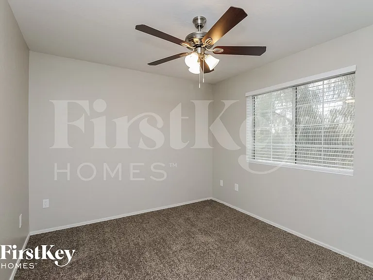 934 E Elgin St — Photo 11