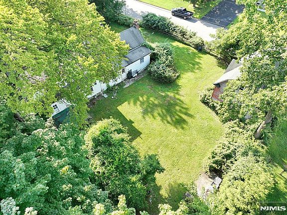 3rd image of 24 N Middletown Rd
