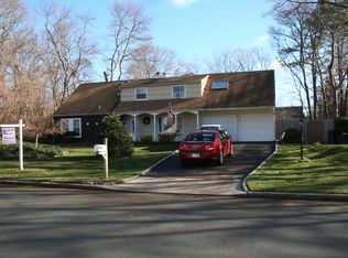 25 Lakeside Dr, Ronkonkoma, NY 11779