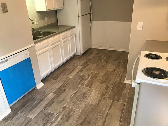 2nd image of 121 Five Oaks Dr #121