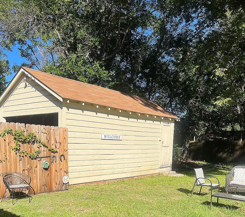 Single car detached garage 