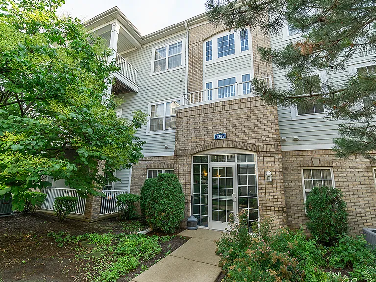 1299 W Lake St #302 — Photo 2