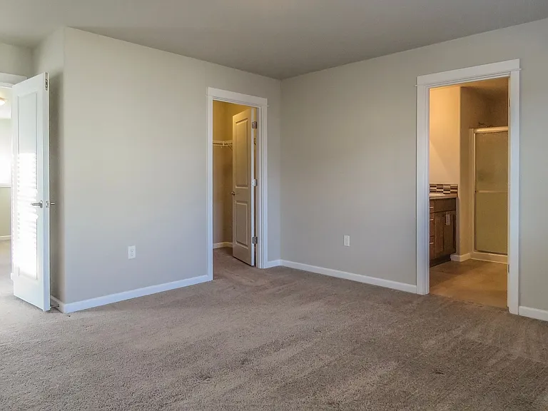 384 SW Mount Rainier St — Photo 16