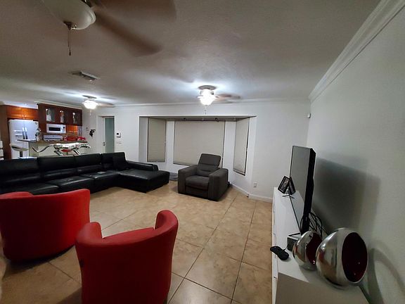 5th image of 617 N Rainbow Dr