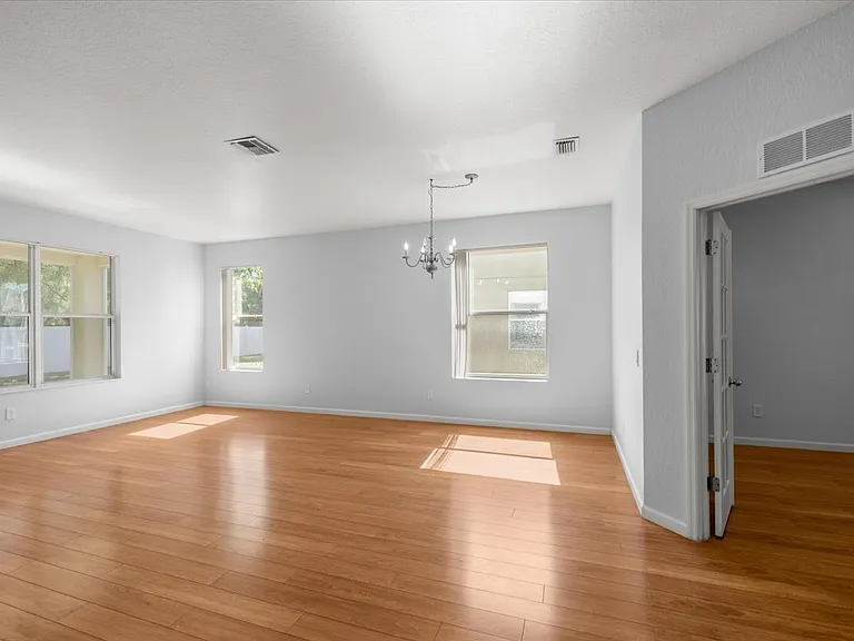 5073 SW 40th Pl — Photo 3