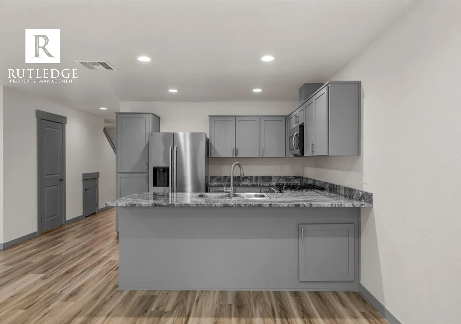 Gorgeous! 3 Bedroom/2.5 Bath Townhome in Eagle Point — Photo 2