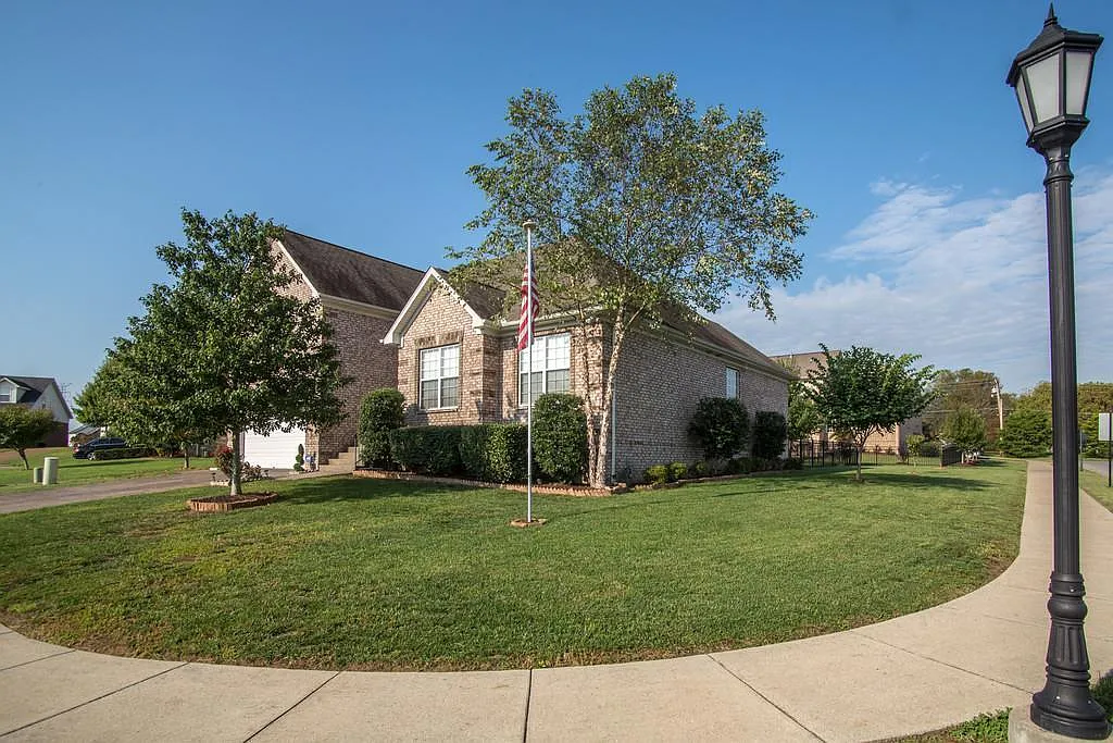 100 Porter Ct — Photo 2
