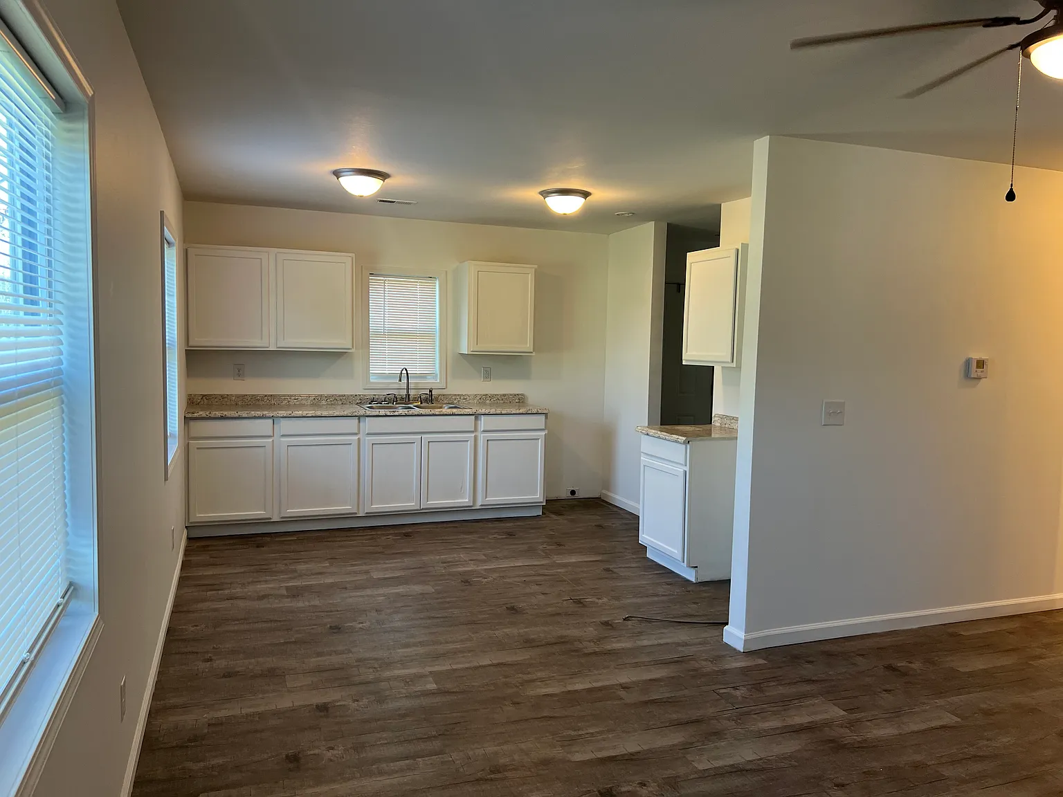 3 bed, 1.5 bath, 900 sqft, $950 — Photo 2
