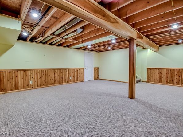 18676 N Winding Oak Dr, Middleburg Heights, OH 44130