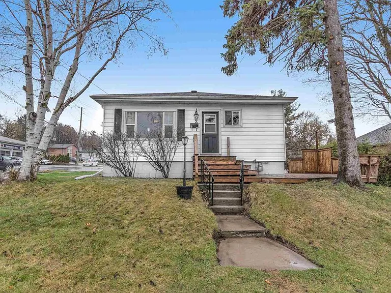 2 Howard Cres #2 — Photo 1
