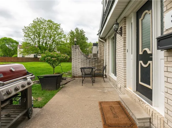 32 Harrogate Sq, Amherst, NY 14221