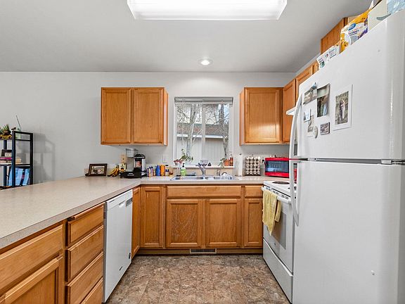 5th image of 1050 S Westcliff Pl