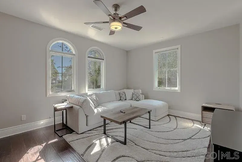 4 bed, 4.5 bath, 4433 sqft, $16,900 — Photo 4