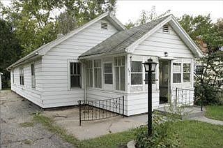 1st image of 290 Goguac St W