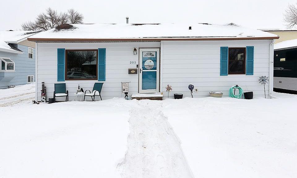 1st image of 205 6th Ave W
