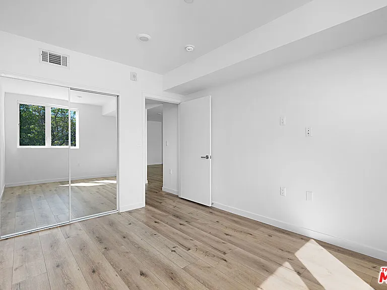 5229 Willowcrest Ave #307 — Photo 19