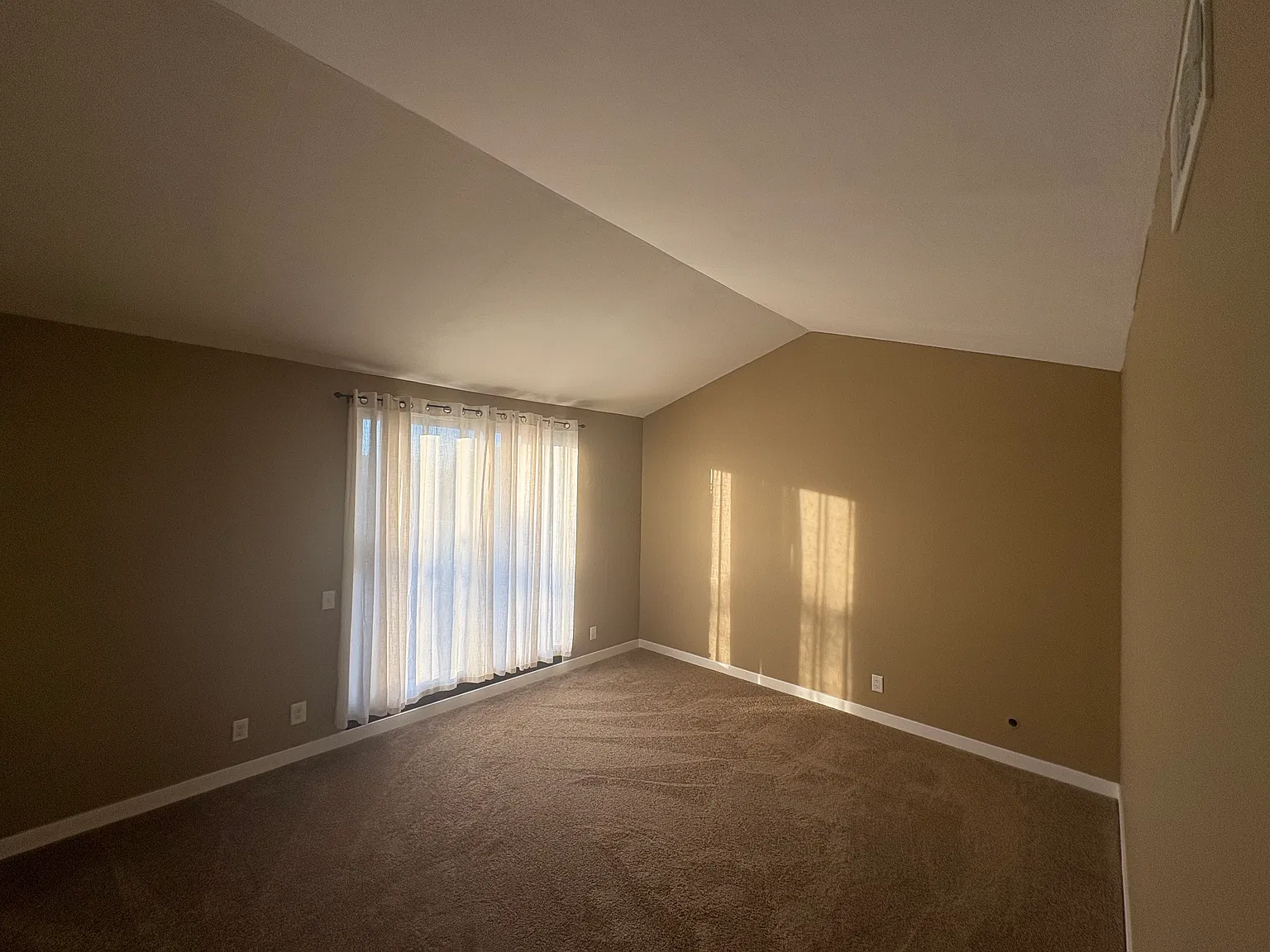 4 bed, 1995 sqft, $1,600 — Photo 1