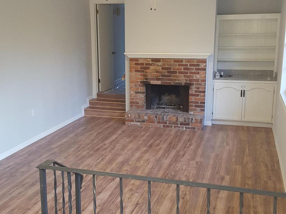 2nd image of 948 PARKRIDGE Circle W