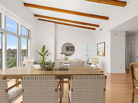 3rd image of 916 Lyall St #603