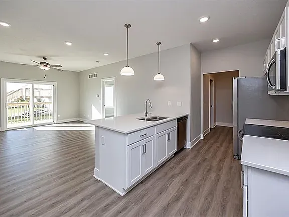 3 bed, 830 sqft, $1,950 — Photo 3
