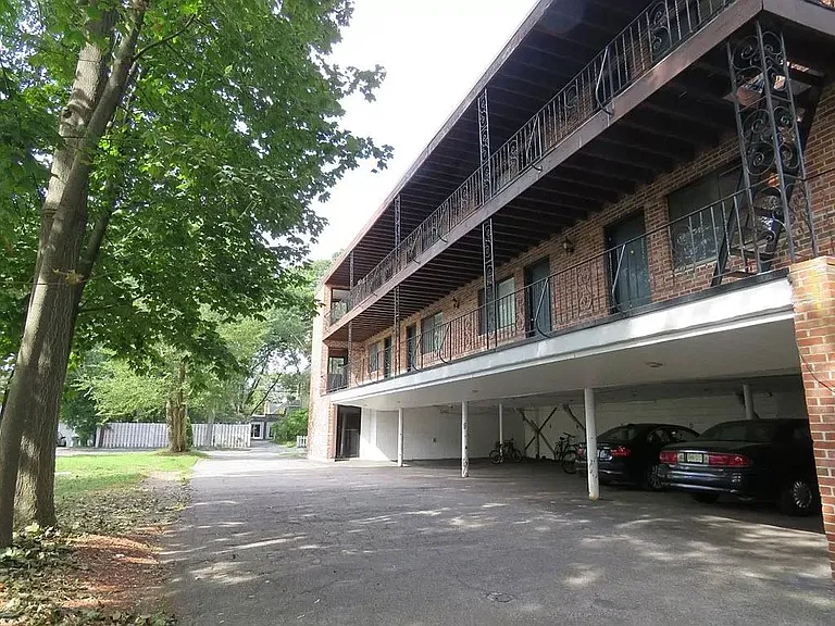 Covered Garage, Snow removal included (winter is coming!)