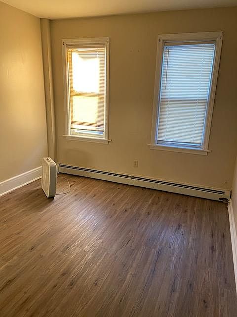 2nd image of 214 Baker St