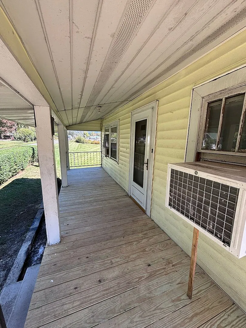 Charming 2-Bedroom Home Near Downtown Sylva All Utilities Included! — Photo 2