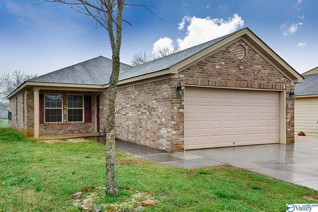 3 bed, 1317 sqft, $1,599 — Photo 1