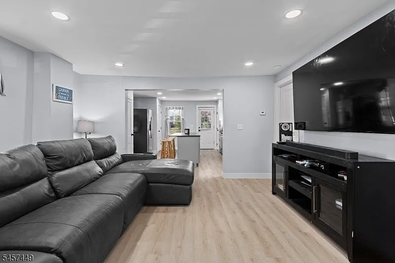 2 bed, 1.0 bath, $2,100 — Photo 2