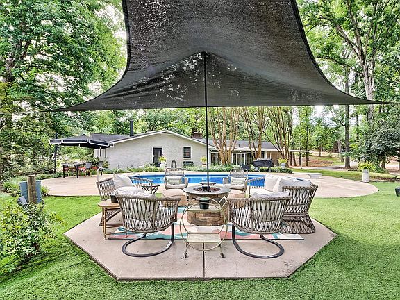 3rd image of 121 Knoll Wood Dr
