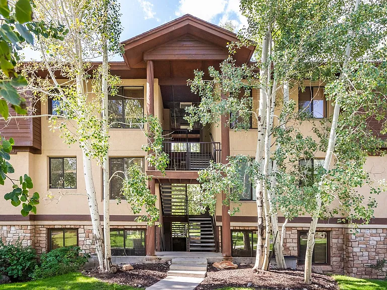 1600 Pinebrook Blvd #G1 — Photo 1