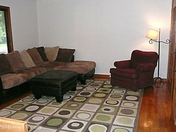 3rd image of 105 E Laura Ln