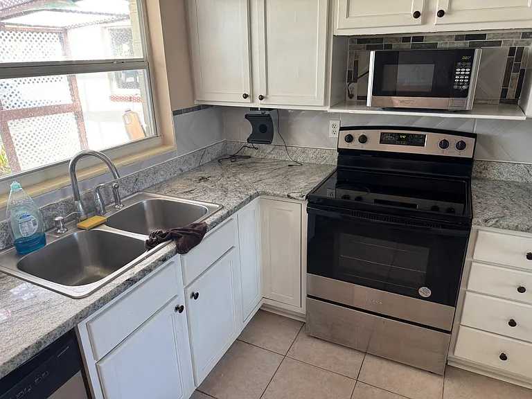 1385 Hardy St — Photo 11