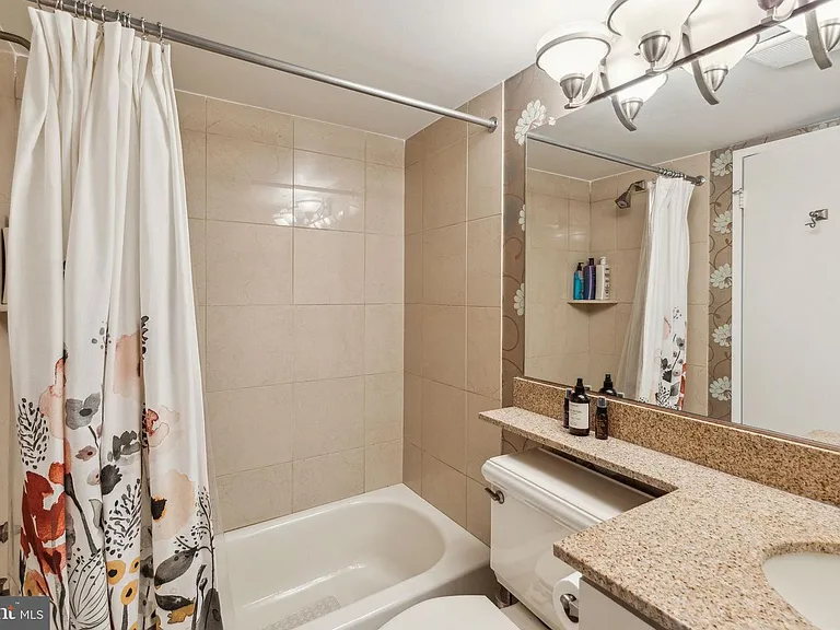 2429 Locust St #302 — Photo 32